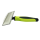 Eine Haustierpflegebürste mit einem Edelstahlkopf und einem leuchtend grünen ergonomischen Griff, entworfen zum Entfernen von losem Fell.