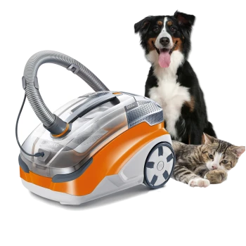 Ein kompakter, moderner Staubsauger mit einem transparenten Staubbehälter und orangefarbenen Akzenten, ausgestattet mit einem flexiblen Schlauch und Rädern für Mobilität.