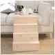 Ein Mops, der auf einem beigen Sofa neben einer Holzhaustierleiter mit vier Stufen entspannt, die für einen einfachen Zugang zu Möbeln entworfen wurde.