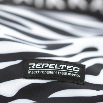 Nahaufnahme eines schwarz-weißen, gestreiften Stoffes mit einem Etikett, das 'REPELTEC Insektenschutzbehandlungen' liest.