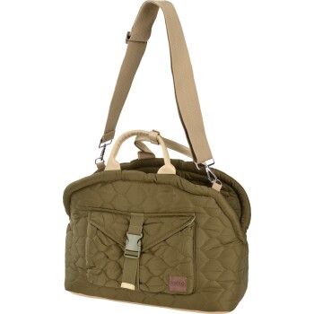 Sac de transport matelassé vert olive pour animaux avec poignées beiges, bandoulière réglable, poche avant et étiquette « more ».