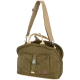 Olivgrüne gesteppte Haustiertragetasche mit beigen Griffen und verstellbarem Schultergurt, Vordertasche und „more“-Etikett.