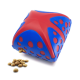 Jouet distributeur de friandises pour animaux en forme d'étoile rouge et bleue avec plusieurs trous et des croquettes qui débordent d'une ouverture.