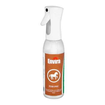 Eine Sprühflasche mit der Aufschrift "Envira Pferde Spray", die für Pferde entwickelt wurde, mit einer weißen Düse und einem braun-grünen Etikett.