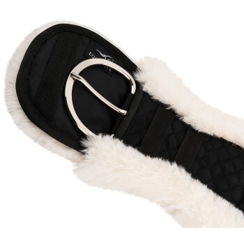 Nahaufnahme eines schwarzen Pferdegurtes mit einer flauschigen weißen Fütterung und einer silbernen Schnalle, mit elastischen Riemen für eine sichere Passform.
