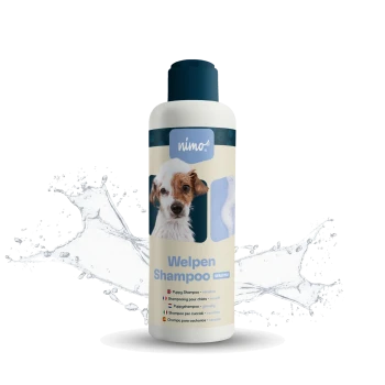 Flasche mit 'Welpen Shampoo' für Welpen, als sensitiv gekennzeichnet, mit Wasser-Spritz-Hintergrund; mehrsprachiger Text enthält 'Welpen Shampoo.'