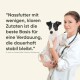 Tierarzt hält einen kleinen Hund, zeigt die Vorteile von "Milo & Mia": sanft zum Magen, Gelenkgesundheit und Haut- & Fellpflege.