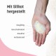Hand hält weiße und gelbe Silikagranulate mit deutschem Text, der Eigenschaften beschreibt: saugfähig, geruchsbindend, staubfrei, antibakteriell.