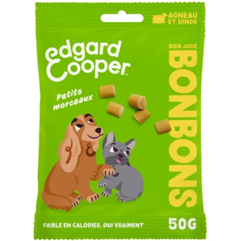 Emballage vert de friandises pour chiens Edgard Cooper avec un dessin animé de teckel et de bulldog français, avec le texte "Petits morceaux" et "BONBONS."