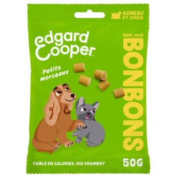 Emballage vert de friandises pour chiens Edgard Cooper avec un dessin animé de teckel et de bulldog français, avec le texte "Petits morceaux" et "BONBONS."