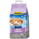 Un sac de 20 litres de litière pour chats MultiFit étiqueté "Fresh Comfort", avec un gros plan d'un chat tigré orange détendu et des accents floraux.