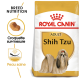 Sac de nourriture pour chien Royal Canin Adult Shih Tzu présentant une illustration de Shih Tzu, avec un texte mettant en avant la nutrition de la race et la santé de la peau.