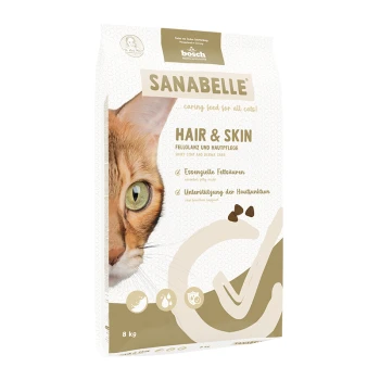 Verpackung für Katzenfutter mit einer Nahaufnahme des Gesichts einer Katze, beschriftet mit 'SANABELLE HAIR & SKIN', mit Details zu essentiellen Fettsäuren und Hautunterstützung.