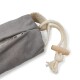 Graue Haustierspielzeugtasche mit Reißverschluss und einem Seilgriff, mit einem Holzverschluss zum Schließen.