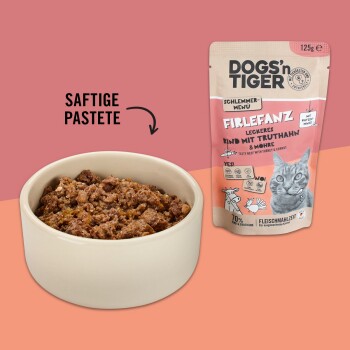 Eine Schüssel mit feuchtem Haustierfutter neben einem pinken Beutel mit der Aufschrift "DOGS'n TIGER FIRLEFANZ" mit "Leckeres Rindfleisch mit Truthahn & Karotte" auf Deutsch.