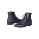 Schwarze Leder-Ankle-Boots mit strukturiertem Finish, mit Schnürsenkeln und elastischen Seitenpaneelen, aus einem leichten Winkel präsentiert.