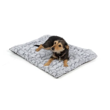 Ein kleiner Hund, der auf einem weichen, grauen Haustierbett mit strukturierter Oberfläche ruht, das Komfort und Stil zeigt.