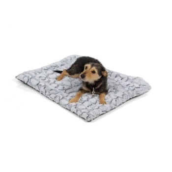 Ein kleiner Hund, der auf einem weichen, grauen Haustierbett mit strukturierter Oberfläche ruht, das Komfort und Stil zeigt.