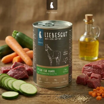 Dose Liebesgut Hundefutter (Pferd für Hunde) mit Pferde-Illustration; Karotten, Zucchini, Fleisch und Ölflasche auf Holz.