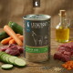 Dose Liebesgut Hundefutter (Pferd für Hunde) mit Pferde-Illustration; Karotten, Zucchini, Fleisch und Ölflasche auf Holz.