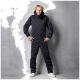 Eine Person in einem schwarzen isolierten Overall steht selbstbewusst vor einem grauen Hintergrund, die Hände in die Hüften gestützt, und präsentiert das Outfit.