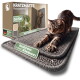 Katze, die sich auf grauen gewebten Kratzmatten streckt; Verpackung zeigt KRATZMATTE, 2er-Set und den Hinweis Bohren oder Kleben.