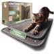 Katze, die sich auf grauen gewebten Kratzmatten streckt; Verpackung zeigt KRATZMATTE, 2er-Set und den Hinweis Bohren oder Kleben.