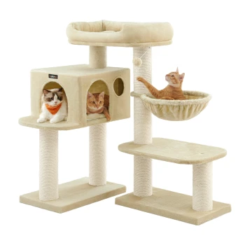 Ein beiger Kratzbaum mit einer flauschigen weißen Katze in einem würfelförmigen Versteck und einer orangefarbenen Katze, die mit einem hängenden Spielzeug aus einer Hängematte spielt.