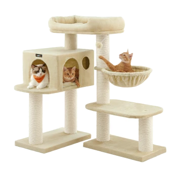 Ein beiger Kratzbaum mit einer flauschigen weißen Katze in einem würfelförmigen Versteck und einer orangefarbenen Katze, die mit einem hängenden Spielzeug aus einer Hängematte spielt.