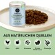 Hellblaues Blech mit Vitality Teeth Cracker für Hunde, mit Snacks in der Nähe; hebt natürliche Zutaten wie Huhn, Apfel und Algen hervor.