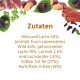 Wildfang Hundefutter für Erwachsene, mit Kibble-Stücken, die mit Größenangaben auf einem türkisfarbenen Hintergrund angezeigt werden.