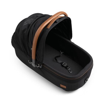 Eine stilvolle schwarze Haustiertrage mit einem braunen Ledergriff, die ein geräumiges Innenleben und einen Sicherheitsgurt bietet, ideal für den Transport von Haustieren.