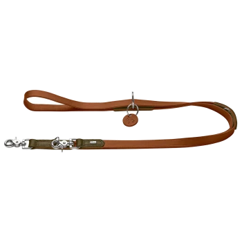 Braune Leder-Hundeleine mit olivfarbenen Stoffakzenten, silbernen Drehverschlüssen, O-Ring und rundem Lederanhänger.