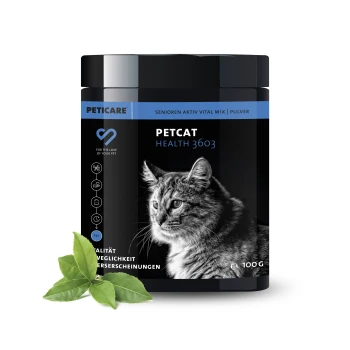 Schwarzer Behälter von Petcare Petcat Health 3603, mit einer Nahaufnahme eines Katzenkopfes, mit grünen Blättern daneben.