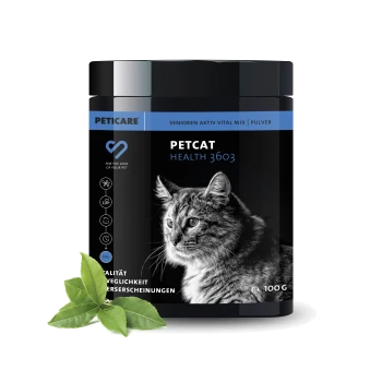 Schwarzer Behälter von Petcare Petcat Health 3603, mit einer Nahaufnahme eines Katzenkopfes, mit grünen Blättern daneben.