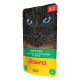 Schwarzes Katzen Gesicht mit auffälligen blauen Augen auf einem Haustierfutterbeutel mit der Aufschrift "Josera", mit "Huhn mit Ente" und "Made in Germany."
