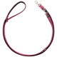 Rosa und schwarze Hundeleine mit gepolstertem Griff und Metallclip zur Befestigung, vor einem weißen Hintergrund präsentiert.
