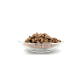 Eine klare Glasschüssel gefüllt mit kleinen, braunen Haustierfutterpellets, vor einem weißen Hintergrund.