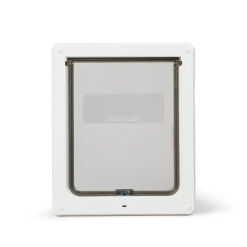 Weiße Hundetür mit einer transparenten Klappe, mit dem Text "DOG MATE" sichtbar am Rahmen der Klappe.