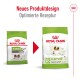 Bild, das zwei Taschen Royal Canin Hundefutter für kleine Rassen ab 12 Jahren vergleicht, wobei das neue Produktdesign und die optimierte Rezeptur hervorgehoben werden.