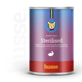 Eine Dose "Sterilised" Hundefutter mit einem Katzenicon, dem Etikett "Chunks in gravy" und dem Markennamen "husse" in Rot am unteren Rand.