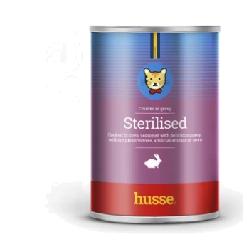 Eine Dose "Sterilised" Hundefutter mit einem Katzenicon, dem Etikett "Chunks in gravy" und dem Markennamen "husse" in Rot am unteren Rand.