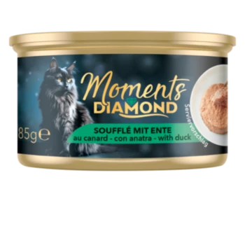 Katzenfutterdose mit einer schwarzen Katze, beschriftet mit "Moments Diamond," mit Text, der anzeigt, dass es sich um ein Enten-Soufflé (85g) handelt.