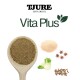 Ein Holzlöffel mit grün-braunem Kräuterpulver, umgeben von Gewürzen wie Fenchel und Sternanis, mit "TJURE SUPPLEMENTS" und "Vita Plus" darüber.