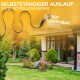 Eine Katze an einer flexiblen Leine erkundet einen Garten, mit deutschem Textüberlagerung: "Selbstständiger Auslauf" und "360° drehbar maximale Flexibilität."