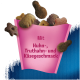 Friandises pour animaux de compagnie de différentes formes se déversant d'un contenant rose, étiqueté "Mit Huhn-, Truthahn- und Käsegeschmack."