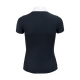 Rückansicht eines marineblauen Poloshirts mit einem weißen Kragen, mit kurzen Ärmeln und einem taillierten Design.