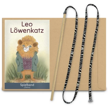 Eine verspielte Illustration eines Löwencharakters namens Leo Löwenkatz, der einen grünen Mantel trägt, neben einem zebra-gestreiften Spielzeugseil und einem Holzstock.