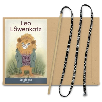 Eine verspielte Illustration eines Löwencharakters namens Leo Löwenkatz, der einen grünen Mantel trägt, neben einem zebra-gestreiften Spielzeugseil und einem Holzstock.