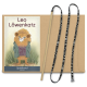 Eine verspielte Illustration eines Löwencharakters namens Leo Löwenkatz, der einen grünen Mantel trägt, neben einem zebra-gestreiften Spielzeugseil und einem Holzstock.